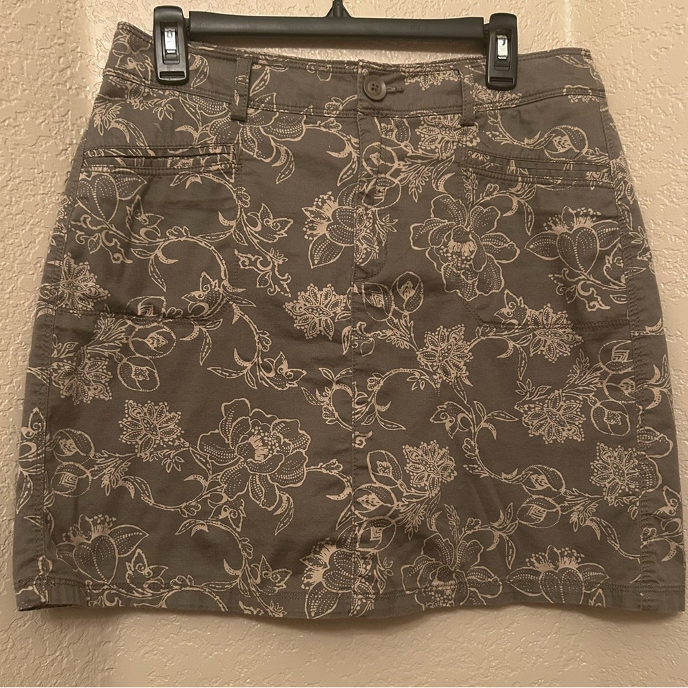 Croft & Barrow Preloved Women’s Size 10, Green & Beige Floral Skort